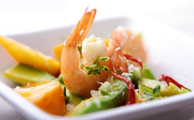 Ensalada de aguacate, gambas y mango