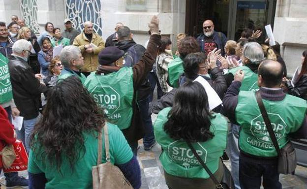 La PAH critica que la Comunidad «limita toda su política de vivienda a denunciar la okupación»