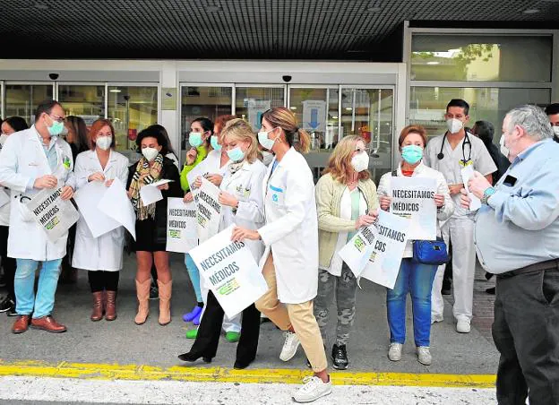 Professionals from the Hospital del Noroeste, during a protest over the shortage of doctors, in October. 