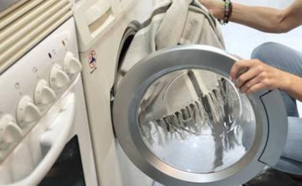 Los trucos caseros fáciles y baratos para acabar con las manchas de desodorante en la ropa