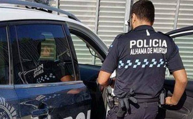 Denuncia que cuatro menores le amenazaron con un machete cuando sacaba al perro en Alhama