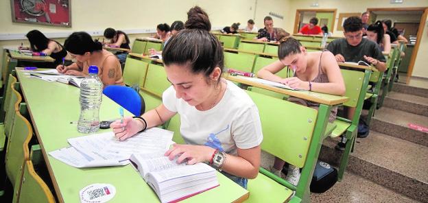 Unos 8.500 estudiantes murcianos afrontan los exámenes de la Ebau