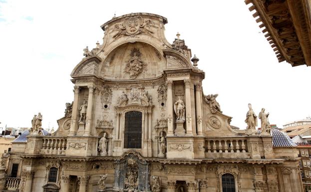 El Cabildo quiere devolver la estatua del apóstol Santiago al imafronte de la Catedral de Murcia