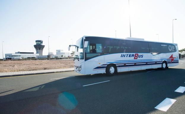 Una línea de autobús conectará Murcia y Cartagena con el aeropuerto regional a partir de este miércoles