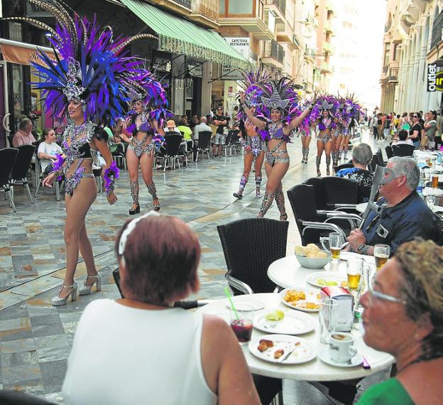 El pasacalles, la gala de premios y la quema de Don Carnal despiden el Carnaval en Cartagena