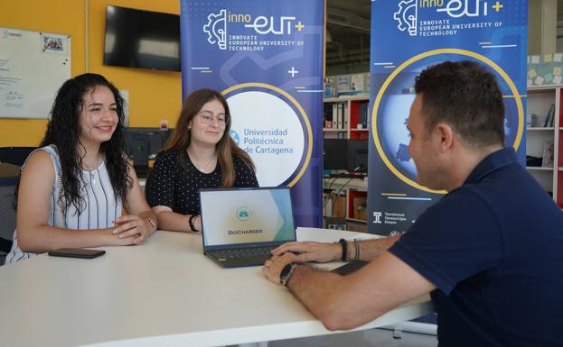 Dos alumnas de la UPCT presentan un proyecto para cargar coches con energía generada por árboles