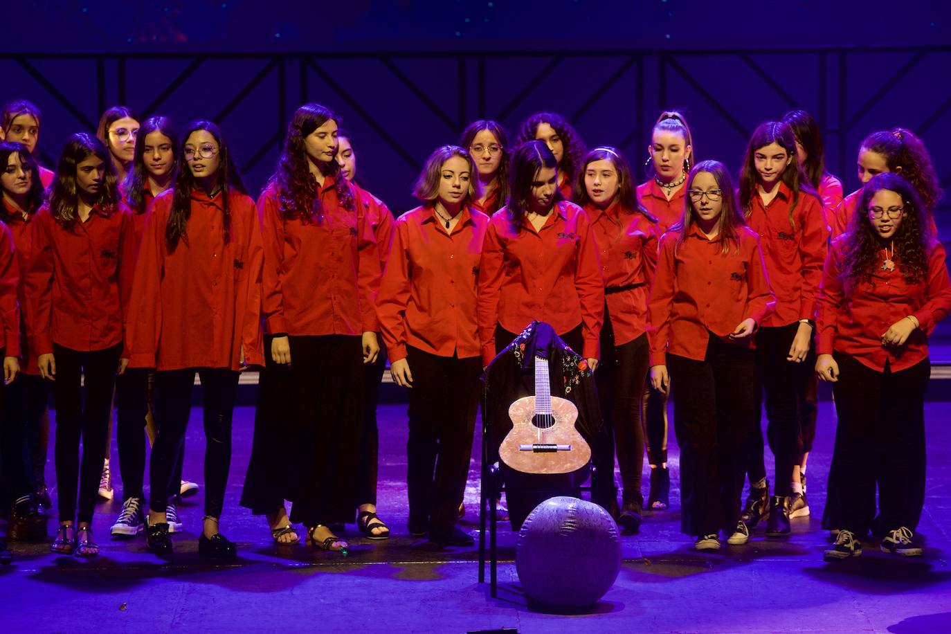 La Coral Discantus sopla las velas