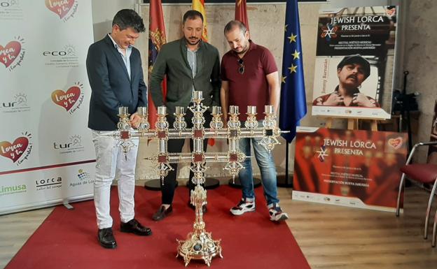 La Federación San Clemente de Lorca presenta un candelabro judío para la fiesta de la Janucá