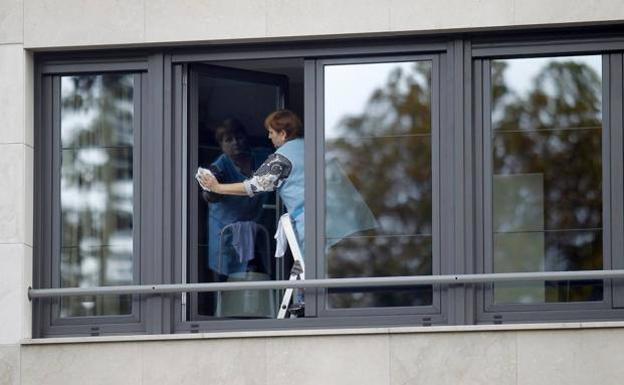 El aviso de la Seguridad Social sobre las empleadas del hogar: ¿tienen derecho a vacaciones?