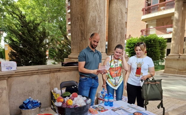 Reparto gratuito de agua fría y fruta en Lorca para mitigar el calor