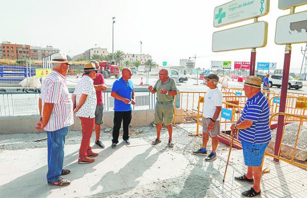 Vecinos de San Antonio en Lorca se movilizan por el retraso en las obras de la rotonda
