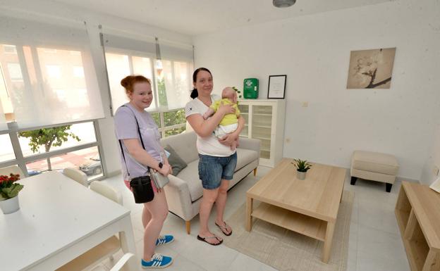 Ceden 28 viviendas en Murcia para refugiados de Ucrania y trasladan a las seis primeras familias