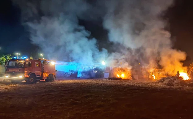 Performance of a fire engine in the fire that occurred this Monday night in Las Lomas del Albujón. 