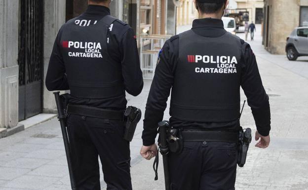 Batalla campal con 12 policías agredidos y 3 detenidos en la Urbanización Mediterráneo de Cartagena