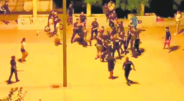 Noche de broncas e incendios en Cartagena antes de San Juan