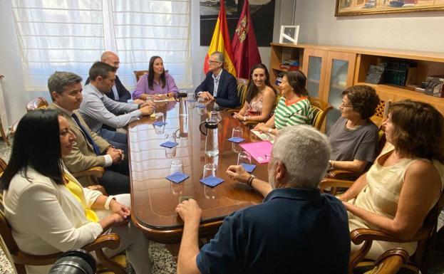 El consejero de Salud recibe la petición de guardias en Radiología en el hospital de Yecla