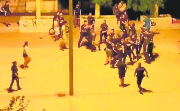 Image taken from one of the videos recorded by neighbors during the brawl in the Rubí street square where the social center of the Mediterráneo Urbanization is located.