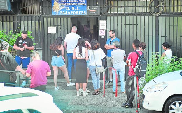 El colapso amenaza otro verano las oficinas del DNI y el pasaporte de la Región de Murcia