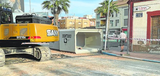 La obra para reducir las inundaciones tendrá cortado el centro de Los Alcázares todo el verano