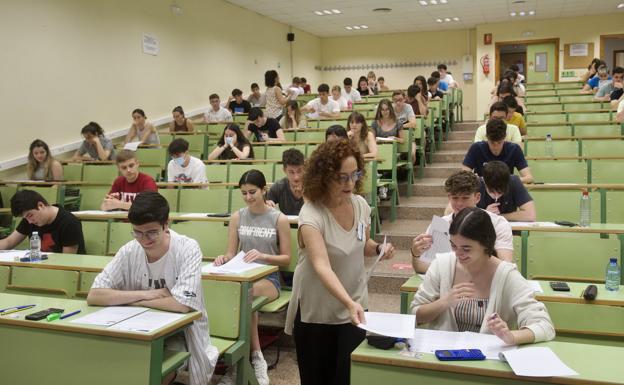 Las notas medias de la Ebau en la Región de Murcia bajan en Matemáticas, Física y Biología