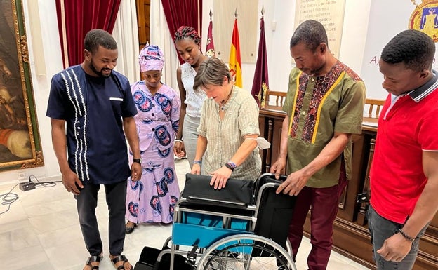 La Asociación de Ghaneses de Lorca pide la colaboración ciudadana para enviar sillas de ruedas a su país