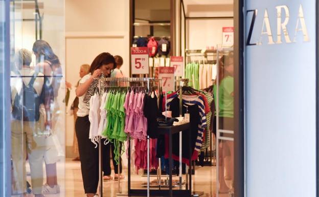 El alza de los precios neutraliza el efecto del primer día de rebajas en Murcia