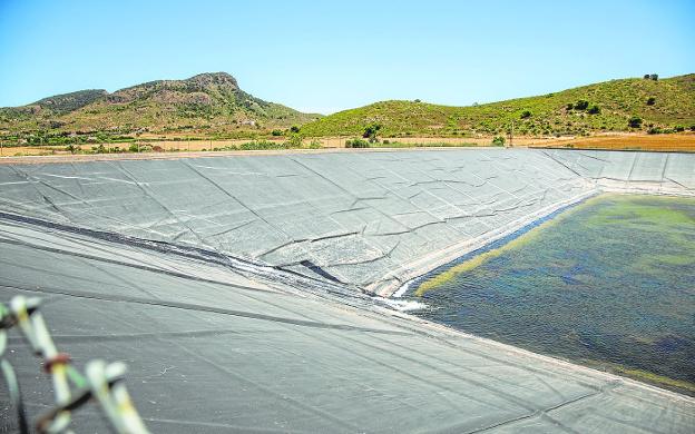 Filling of an irrigation pond for agricultural use, yesterday, on a farm in Arco Sur in Los Belones. 