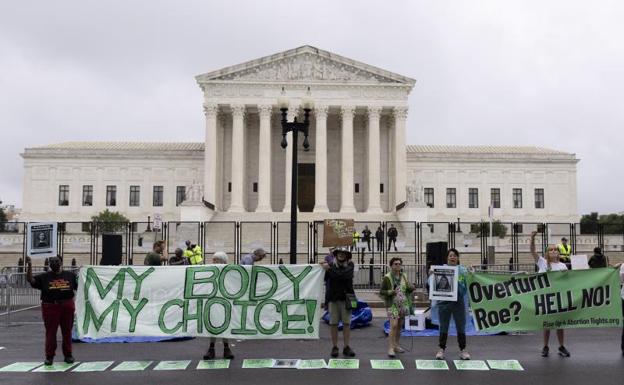 The US Supreme Court strikes down the right to abortion