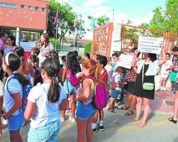 Los centros educativos de Los Alcázares empezarán el curso con 17 aulas prefabricadas