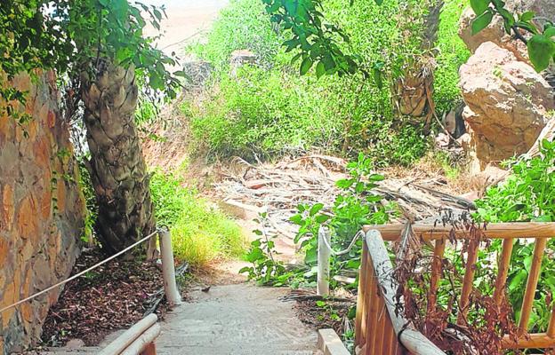 Varias zonas del litoral oeste acusan muchas deficiencias en los accesos y servicios