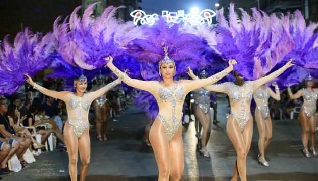 El carnaval salda al fin su deuda festiva con Beniaján en un colorido y caluroso gran desfile