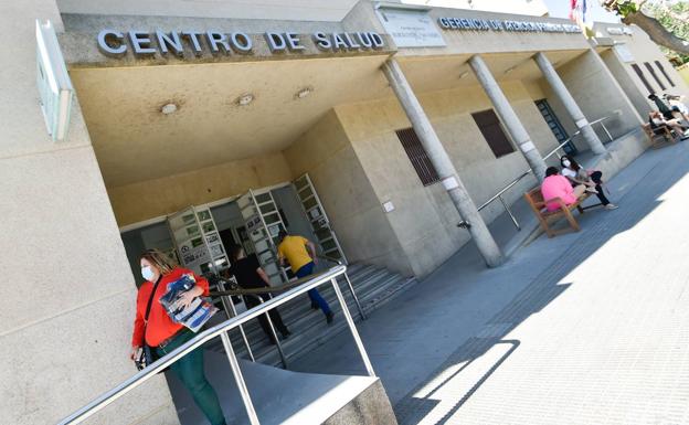 Agrede a un médico y a un técnico de emergencias cuando lo asistían en su domicilio de Murcia