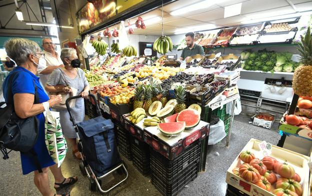 Los consumidores murcianos se resignan: «Ha subido la fruta y también la vida»