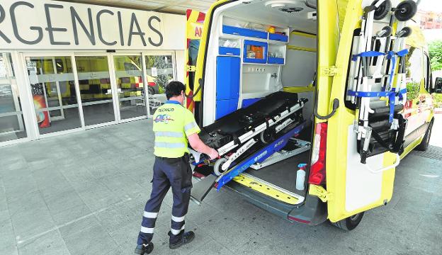 A professional prepares an ambulance, yesterday, at the Virgen del Castillo Hospital in Yecla. 