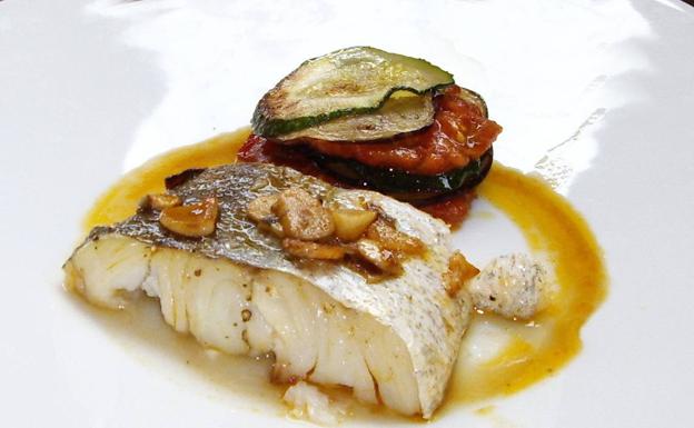 Merluza con fondo de jamón y milhojas de verduras