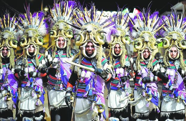 Derroche de espectáculo en la vuelta del desfile de Moros y Cristianos a Santomera