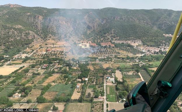 Herido con quemaduras graves al intentar extinguir un incendio forestal en Algezares
