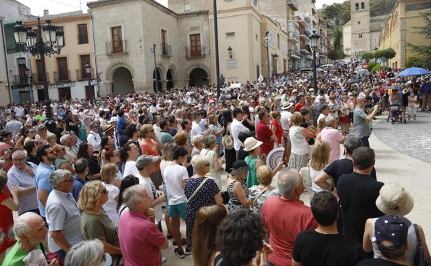 Miles de vecinos de Yecla exigen en la calle que se ponga fin al «declive» del hospital