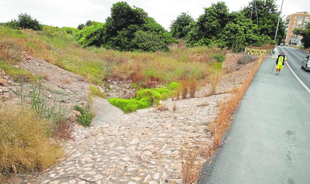 Aceleran la limpieza de 26 cauces y 8.564 imbornales de Cartagena antes de la temporada de lluvias