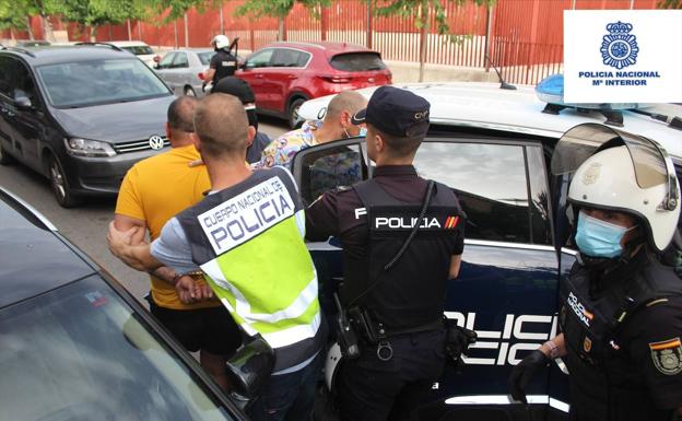 Desmantelados dos narcopisos en El Palmar y en San José de la Vega