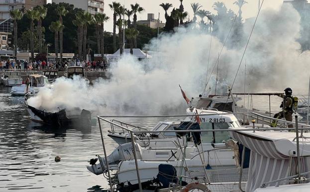 Un incendio en el muelle calcina cinco barcos en el puerto pesquero de Águilas