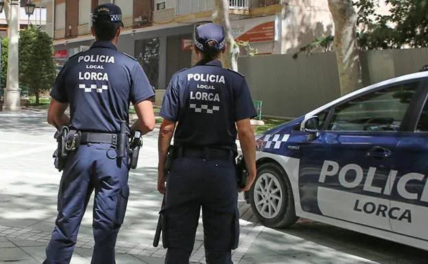 Two agents of the Local Police of Lorca.