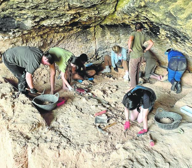 Profesores y estudiantes retoman los trabajos en la Cueva Negra en Caravaca