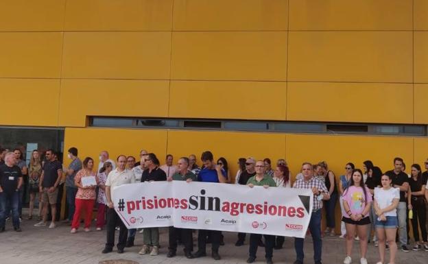 Concentración en el centro penitenciario de Campos del Río contra las agresiones al personal