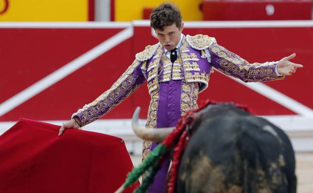 Jorge Martínez emborrona con la espada una importante actuación en la novillada de apertura de Pamplona