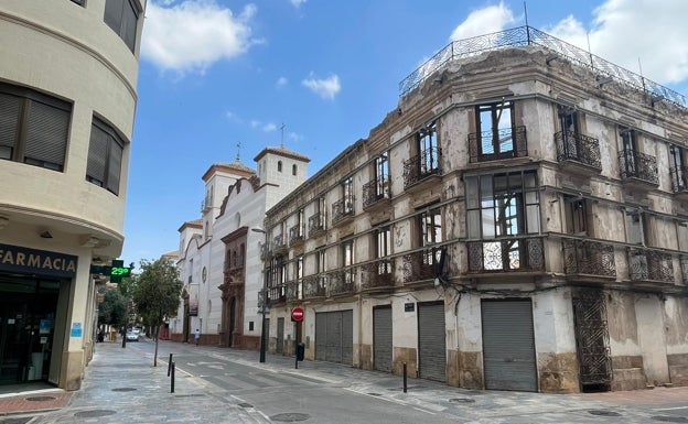 Obligan a propietarios a limpiar solares y a retirar elementos en mal estado de las fachadas de viviendas en Lorca