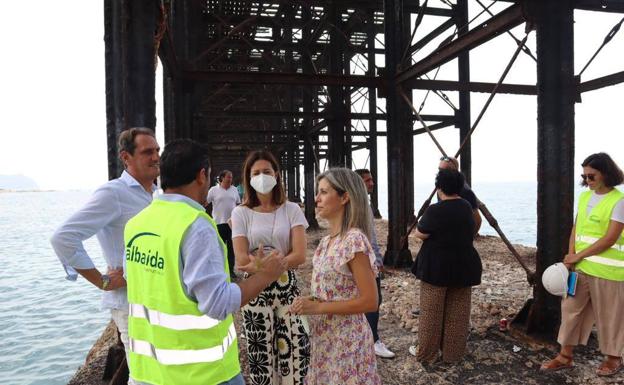 The mayor and councilor Simó speak with the heads of the pier works, this Wednesday morning.