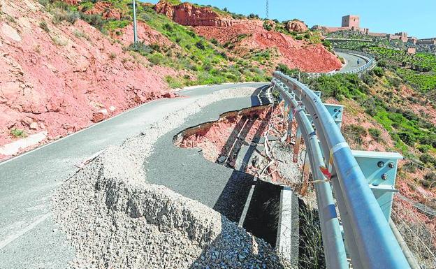 Cortes en un carril de la A-7 para reparar el acceso al castillo de Lorca dañado por las lluvias