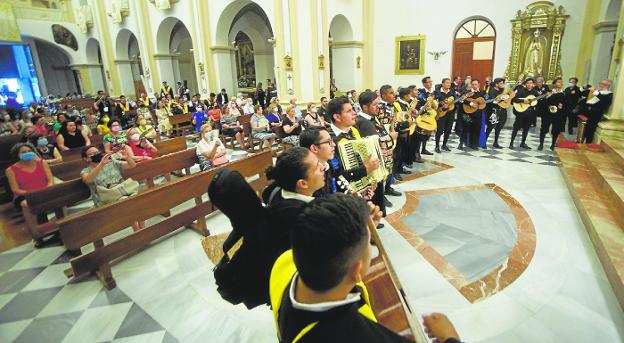 Los tunos dedican su primera ronda a la Virgen del Carmen