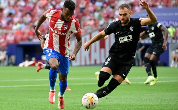 The central defender Gonzalo Verdú, captain of Elche, defends Lemar in the Metropolitan. 